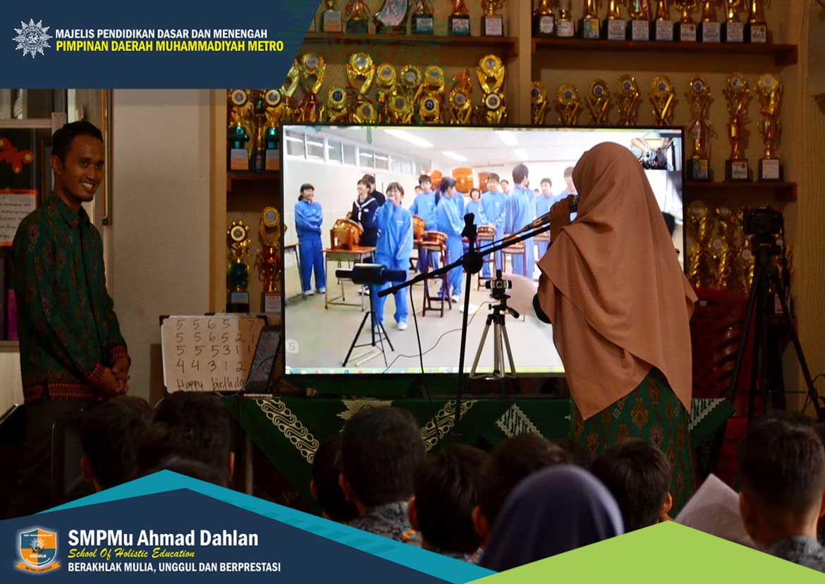 International Teleconference Jepang dan Indonesia di SMP Mu Ahmad Dahalan E Learning