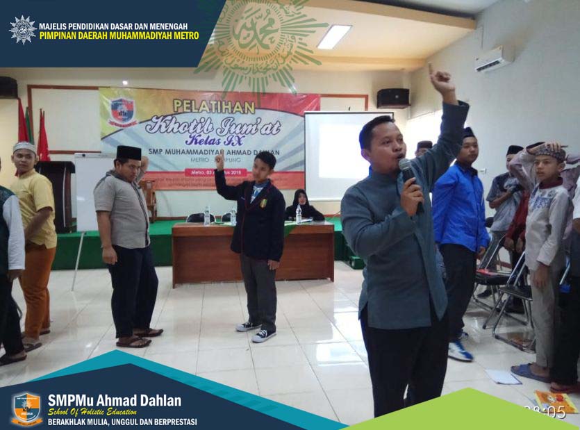 SMP Mu Ahmad Dahlan Adakan Pelatihan Khotib Jumat dan Membatik