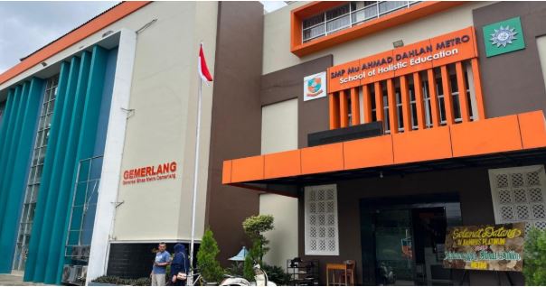 DI BALIK GERBANG AHMAD DAHLAN TUMBUHNYA SEBUAH HARAPAN BESAR YANG BERAKHLAK MULIA DAN BERPRESTASI